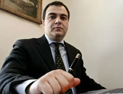 На кого працює Скарамелла?