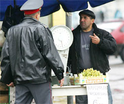 Росія ввела нові міграційні правила. Іноземці не торгуватимуть там на базарах Росія ввела нові міграційні правила. Іноземці не торгуватимуть там на базарах