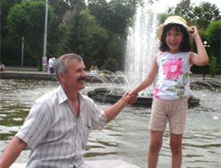 Олександр Косвінцев і один з трьох кращих його “творів” - дочка Даша, 2000 року народження Олександр Косвінцев і один з трьох кращих його “творів” - дочка Даша, 2000 року народження