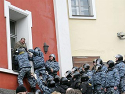 ОМОН затримує депутата Сергія Гуляєва ОМОН затримує депутата Сергія Гуляєва