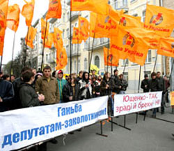 Під Секретаріатом Президента мітинг. Янукович звідти пішов мовчки Під Секретаріатом Президента мітинг. Янукович звідти пішов мовчки