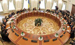 У переговорах з більшовиками Турчинов сподівається на краще. Мрійник У переговорах з більшовиками Турчинов сподівається на краще. Мрійник