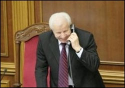 Морозу не вдалося організувати гучне шоу паплюження Конституції. Він тихо закрив сесію Морозу не вдалося організувати гучне шоу паплюження Конституції. Він тихо закрив сесію