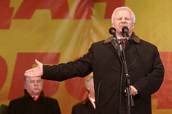 Мороз думає, що Ющенко прямує до монархії. Нашоукраїнці думають, що Мороз хоче знову обратися Мороз думає, що Ющенко прямує до монархії. Нашоукраїнці думають, що Мороз хоче знову обратися