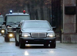 Дев'ятеро відчайдух намагалися зупинити кортеж Ющенка. Щоб Президент примусив МВС і ГПУ розслідувати вбивства їхніх рідних Дев'ятеро відчайдух намагалися зупинити кортеж Ющенка. Щоб Президент примусив МВС і ГПУ розслідувати вбивства їхніх рідних