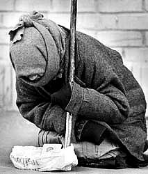 За правління більшовицького уряду громадяни збіднішали вдвічі. В середньому За правління більшовицького уряду громадяни збіднішали вдвічі. В середньому