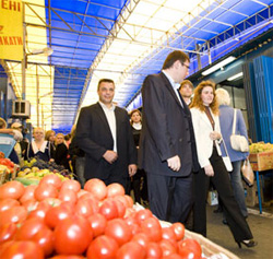 Базарні пригоди Луценка. У пошуках цін, про які звітує більшовицький уряд Януковича