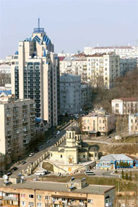 Так сьогодні виглядає територія пам'ятки архітектури - Жовтневої лікарні, на яку наступають хмарочоси олігархів