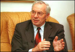 Азаров рапортує, що бореться із рейдерами. Якби не не сказав, - ніхто б не помітив Азаров рапортує, що бореться із рейдерами. Якби не не сказав, - ніхто б не помітив