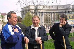 Стежиною кучманоїдів. За відмову єцатися, рухівців викидають на вулицю Стежиною кучманоїдів. За відмову єцатися, рухівців викидають на вулицю