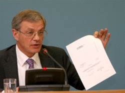 Хроніки дерибану. Клерки гаранта погрожують прем'єру