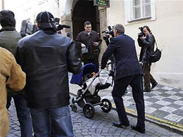 Прем`єр Чехії побив допитливого журналіста, який намагався зазирнути до коляски з його сином. Відео. Прем`єр Чехії побив допитливого журналіста, який намагався зазирнути до коляски з його сином. Відео.