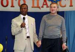 Під дахом “церкви”. Духовний наставник Космоса звинувачується у шахрайстві Під дахом “церкви”. Духовний наставник Космоса звинувачується у шахрайстві