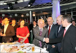 Біля корита. На поляні очікується ротація клерків