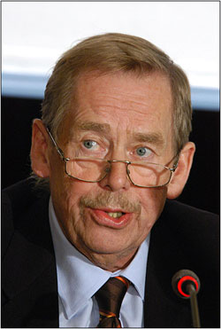 Вацлав Гавел закликав ЄС відмовитися від російского газу й нафти Вацлав Гавел закликав ЄС відмовитися від російского газу й нафти