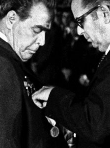 Українська нагородна система - продовження комуністичної системи, коли кремлівські старці дарували собі нагороди на день народження