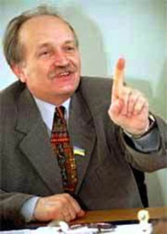 Генеральний наївняк України. Медведько й не здогадувася, що за Чорноволом ходили “топтуни” Генеральний наївняк України. Медведько й не здогадувася, що за Чорноволом ходили “топтуни”