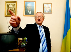 Тарсюк закликав українців захистити власну державу Тарсюк закликав українців захистити власну державу