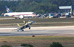 Су-35БМ невдало сів на злітно-посадкову смугу Су-35БМ невдало сів на злітно-посадкову смугу