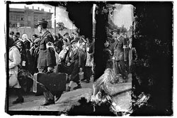 Євреї-поліцаї супроводжують, разом із німцями, колону Євреї-поліцаї супроводжують, разом із німцями, колону