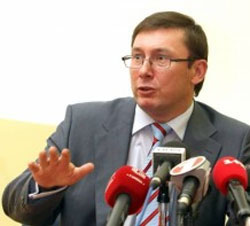 Із керівного крісла - на нари. Ще одного чиновника винесли із стільцем Із керівного крісла - на нари. Ще одного чиновника винесли із стільцем