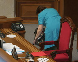 Сьогодні парламентська зала традиційно заблокована нардепами-мільйонерами