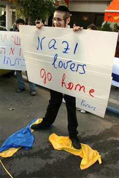 У Раді пропонують ув’язнювати за плюндрування державної символіки У Раді пропонують ув’язнювати за плюндрування державної символіки