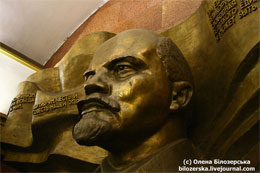 По обличчю Леніна в київському метро пройшлися кувалдами По обличчю Леніна в київському метро пройшлися кувалдами