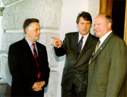 - Товариші комуністи, вам турбуватися не потрібно, - своїх не чіпаємо!