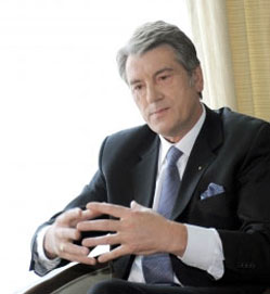 Ющенко веде переговори з чотирма кандидатами, які про це й не здогадуються Ющенко веде переговори з чотирма кандидатами, які про це й не здогадуються