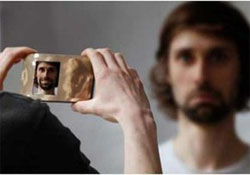 У Німеччині створили цифрову камеру, яка змушує людей на знімках посміхатися У Німеччині створили цифрову камеру, яка змушує людей на знімках посміхатися