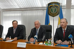 Вдруге на день прем’єр Азаров побожився, що трубу не віддасть нікому Вдруге на день прем’єр Азаров побожився, що трубу не віддасть нікому