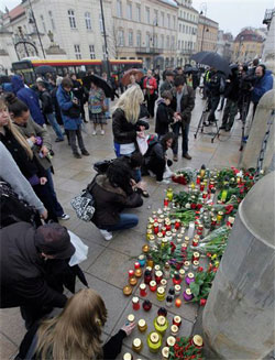 Стихійна акція скорботи біля Президентського палацу у Варшаві