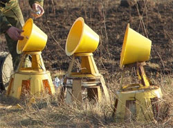 Персонал хутко міняє лампи фірмових “посадкових вогнів”