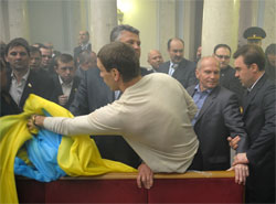 Нардеп Кендзьор заявив, що його колег у залі били не тільки регіонали, а й невідомі Нардеп Кендзьор заявив, що його колег у залі били не тільки регіонали, а й невідомі