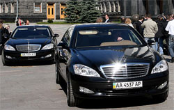 Уряд скасував 13% надбавки на імпорт авто і холодильників Уряд скасував 13% надбавки на імпорт авто і холодильників