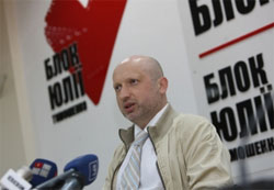 Турчинову вже зрозуміло: передвибрчі обіцянки гаранта - блеф Турчинову вже зрозуміло: передвибрчі обіцянки гаранта - блеф