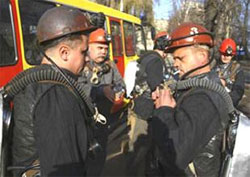 Україна для людей. Азаров традиційно “забув” розрахуватися з шахтарями за вугілля Україна для людей. Азаров традиційно “забув” розрахуватися з шахтарями за вугілля