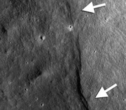 Місяць охолоджується і зменшується у розмірах Місяць охолоджується і зменшується у розмірах