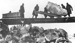 Фотодокумент. Праця на сталінських будівельних майданчиках Фотодокумент. Праця на сталінських будівельних майданчиках