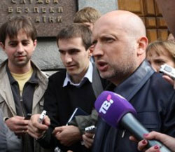 Турчинова допитали у ГПУ про його підпис Турчинова допитали у ГПУ про його підпис