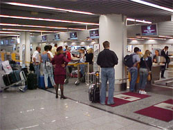 У Франкфурті зняли з літака нетверезих підлеглих Табачника У Франкфурті зняли з літака нетверезих підлеглих Табачника