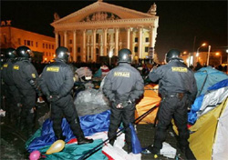 Вибори на багнетах. У Мінську дефіцит наметів, проте до столиці стянуті війська Вибори на багнетах. У Мінську дефіцит наметів, проте до столиці стянуті війська