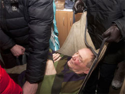 Побитого кандидата у президенти Білорусі Володимира Некляева забрали у буцегарню з лікарняного ліжка Побитого кандидата у президенти Білорусі Володимира Некляева забрали у буцегарню з лікарняного ліжка