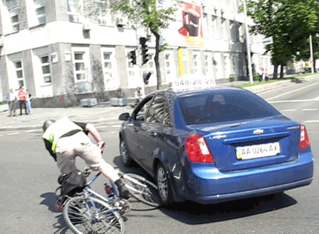 На фото чітко зафіксована дорожньо-транспортна подія і державний реєстраційний номер авто. На фото чітко зафіксована дорожньо-транспортна подія і державний реєстраційний номер авто.