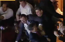 Захоплення Ради Партією регіонів показало звірине обличчя команди Януковича (ВІДЕО) Захоплення Ради Партією регіонів показало звірине обличчя команди Януковича (ВІДЕО)