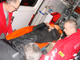 З Верховної Ради до карети швидкої на носилках виносять побитого регіоналами БЮТівця Гнаткевича З Верховної Ради до карети швидкої на носилках виносять побитого регіоналами БЮТівця Гнаткевича