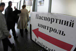 Українці масово тікають в Європу Українці масово тікають в Європу