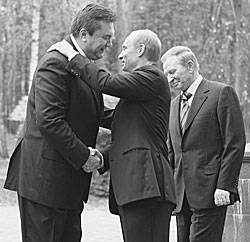 Путін боїться демократизації України Путін боїться демократизації України