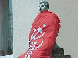 Тризубівців судитимуть за пошкодження незаконно встановленого опудала Сталіна Тризубівців судитимуть за пошкодження незаконно встановленого опудала Сталіна